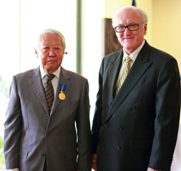 Mr Hijjas Kasturi (left) and the Australian High Commissioner to Malaysia, H. E. Mr Miles Kupa.